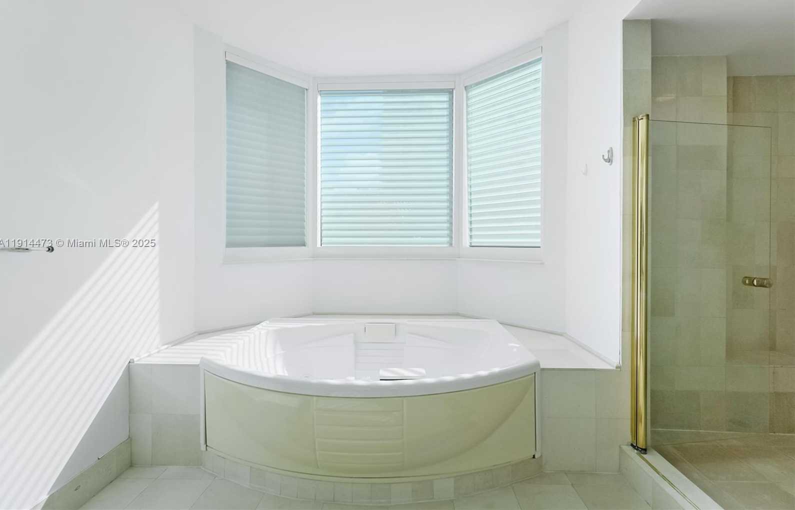 Small Image of 300 SOUTH POINTE DR #405, Miami Beach Number 17