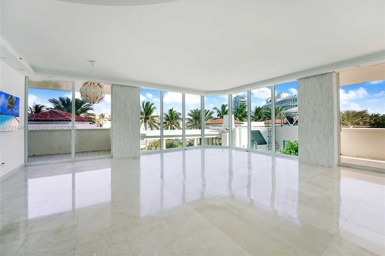 Small Image of 300 SOUTH POINTE DR #405, Miami Beach Number 3