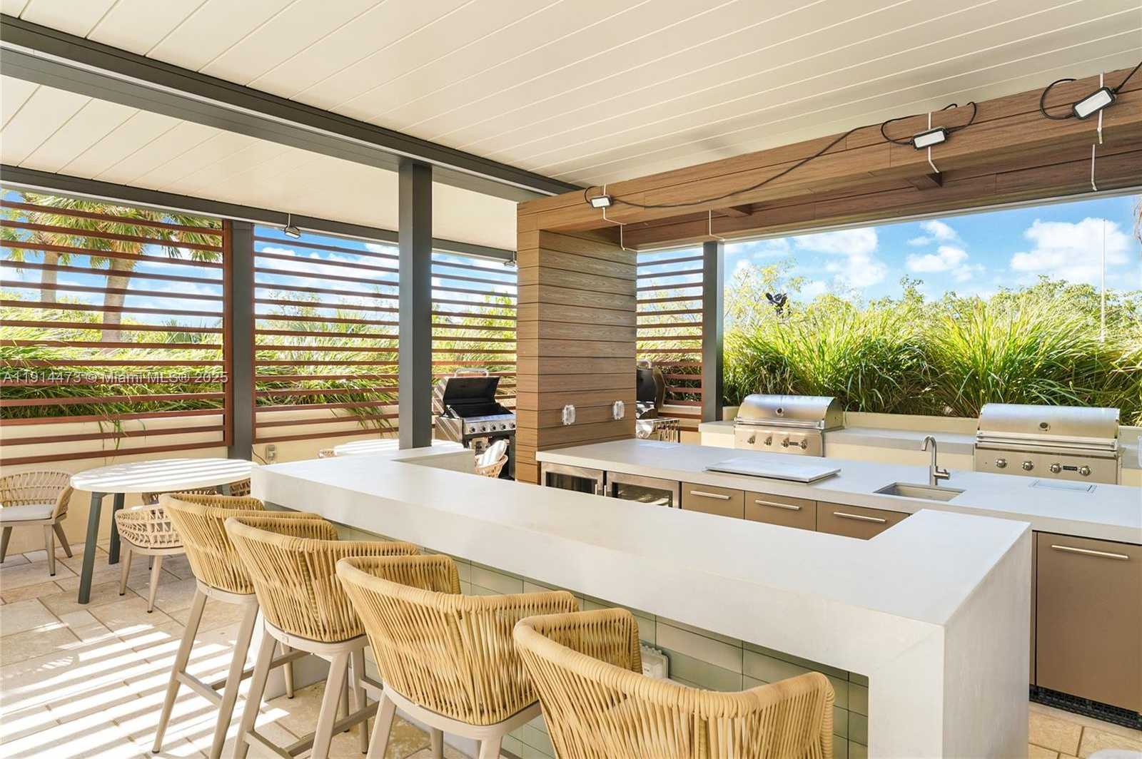 Small Image of 300 SOUTH POINTE DR #405, Miami Beach Number 42