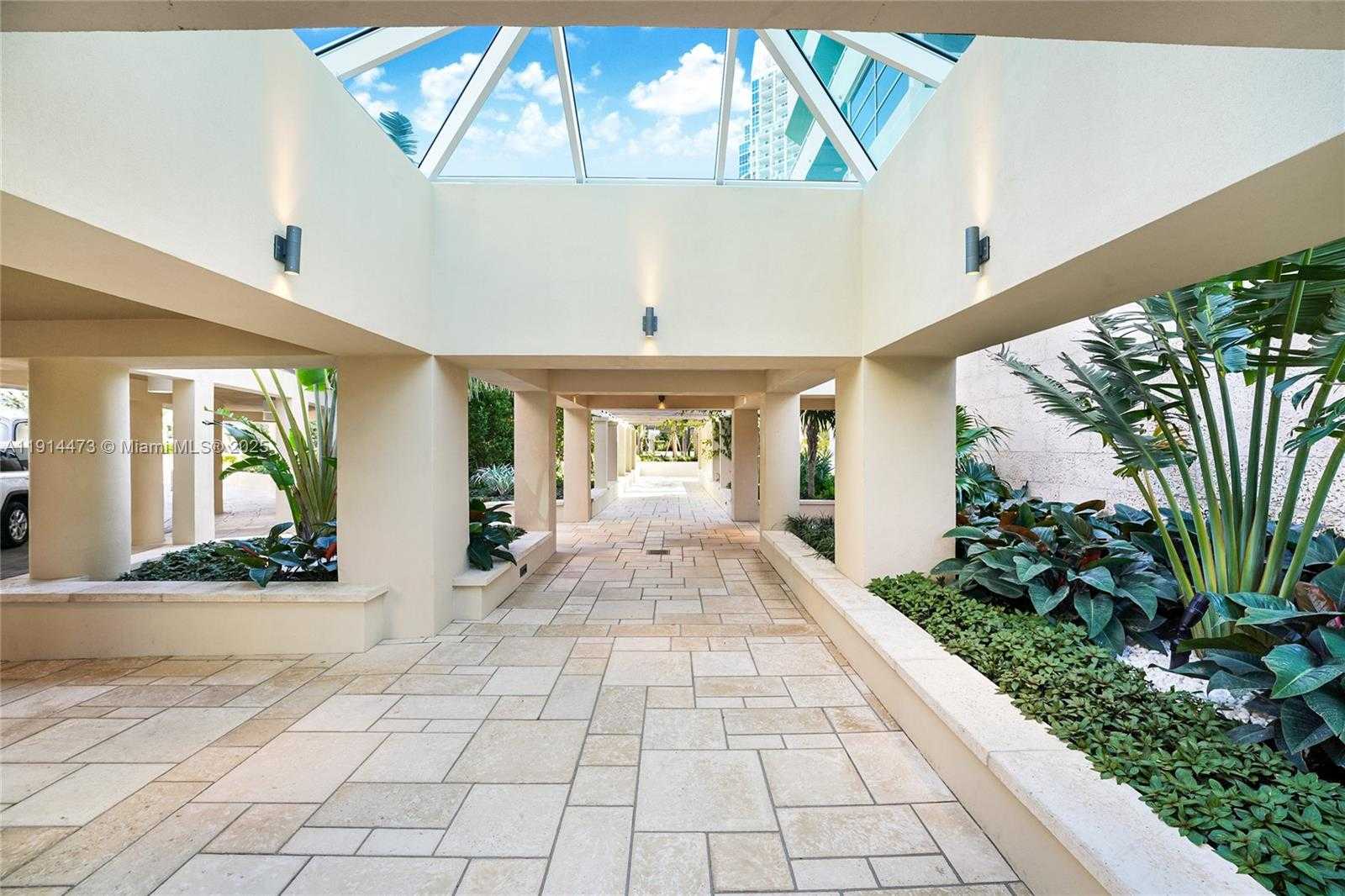 Small Image of 300 SOUTH POINTE DR #405, Miami Beach Number 43