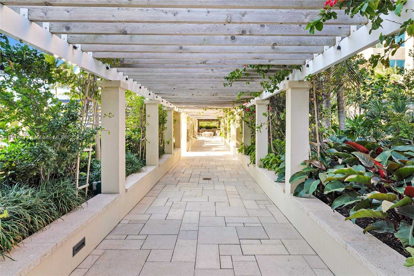 Small Image of 300 SOUTH POINTE DR #405, Miami Beach Number 44