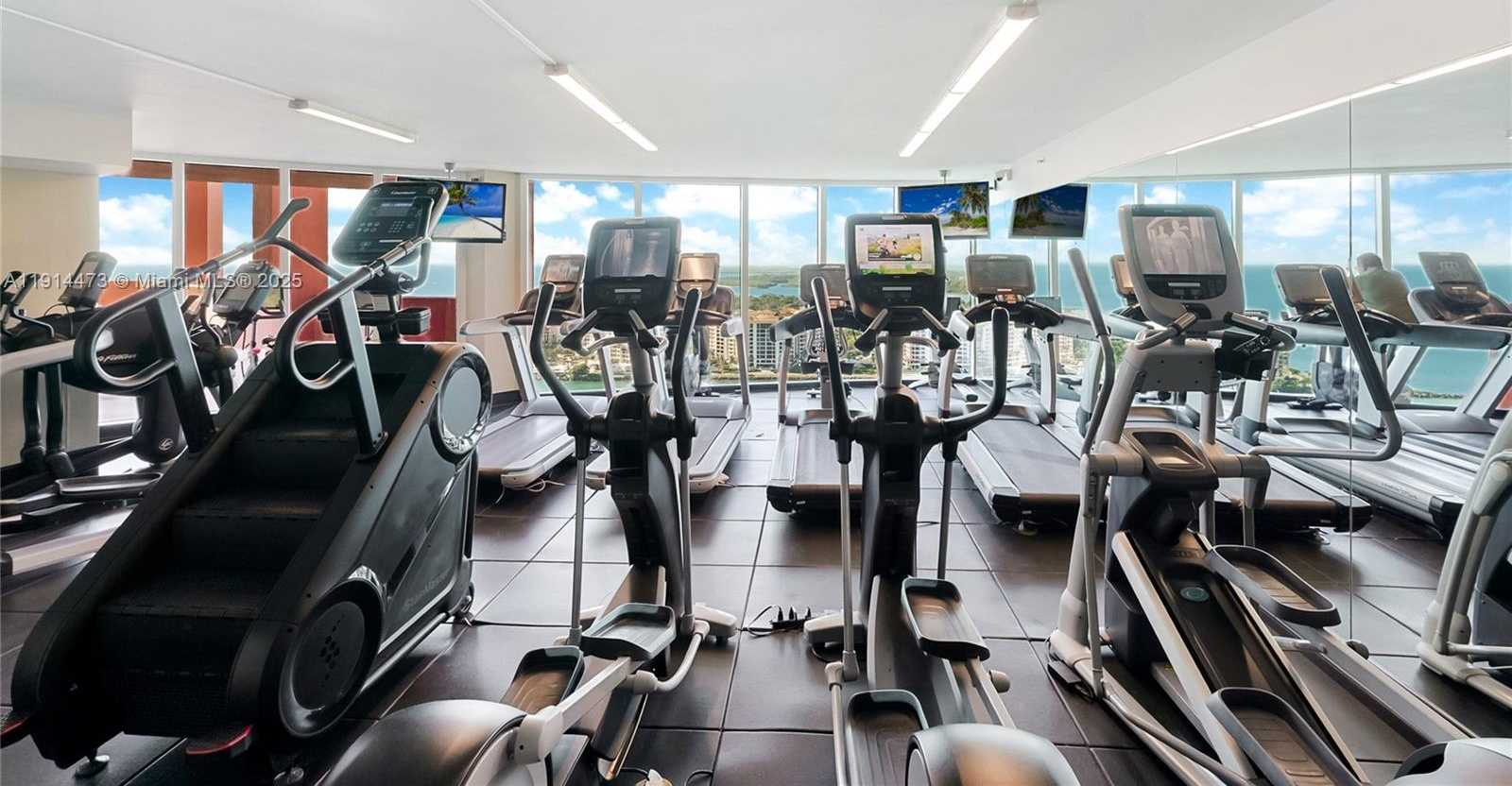 Small Image of 300 SOUTH POINTE DR #405, Miami Beach Number 45