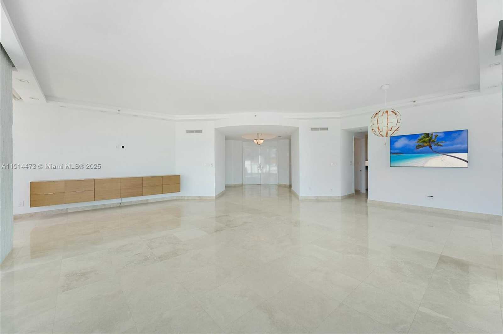 Small Image of 300 SOUTH POINTE DR #405, Miami Beach Number 5