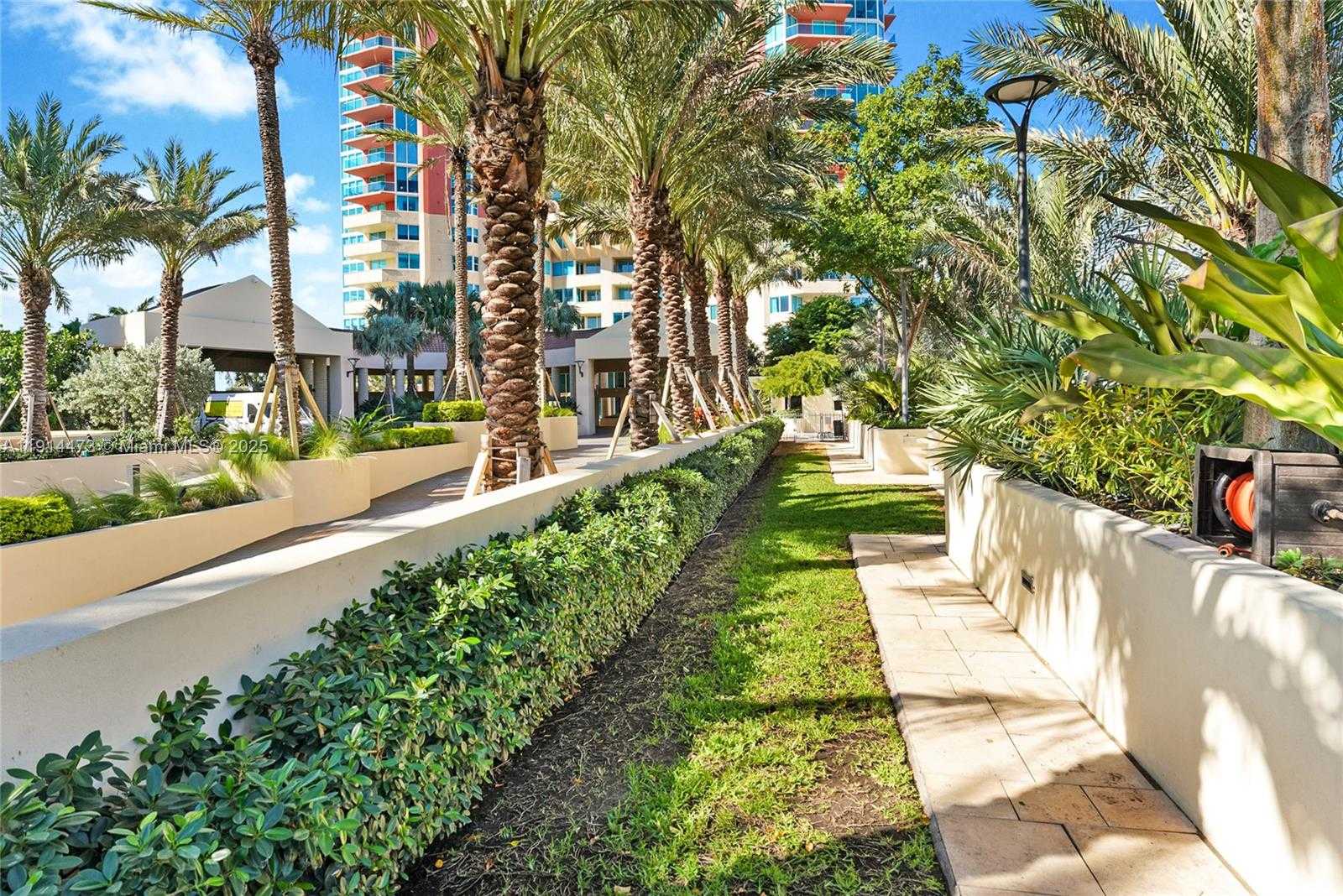Small Image of 300 SOUTH POINTE DR #405, Miami Beach Number 60