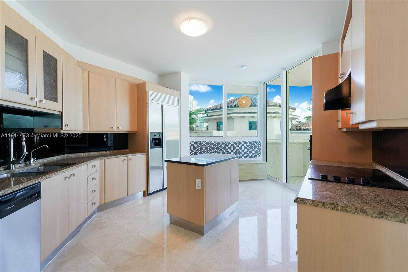 Small Image of 300 SOUTH POINTE DR #405, Miami Beach Number 7