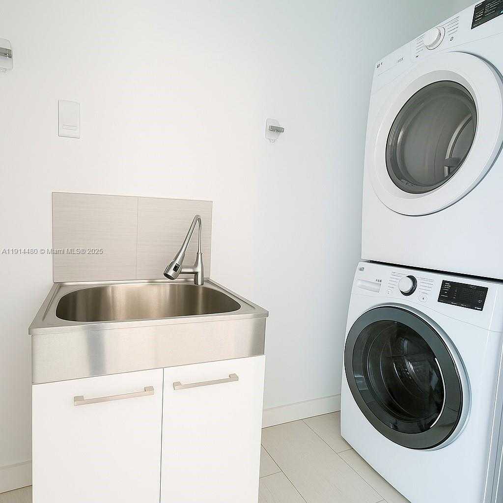 Small Image of 413 SWAN AVE, Miami Springs Number 10