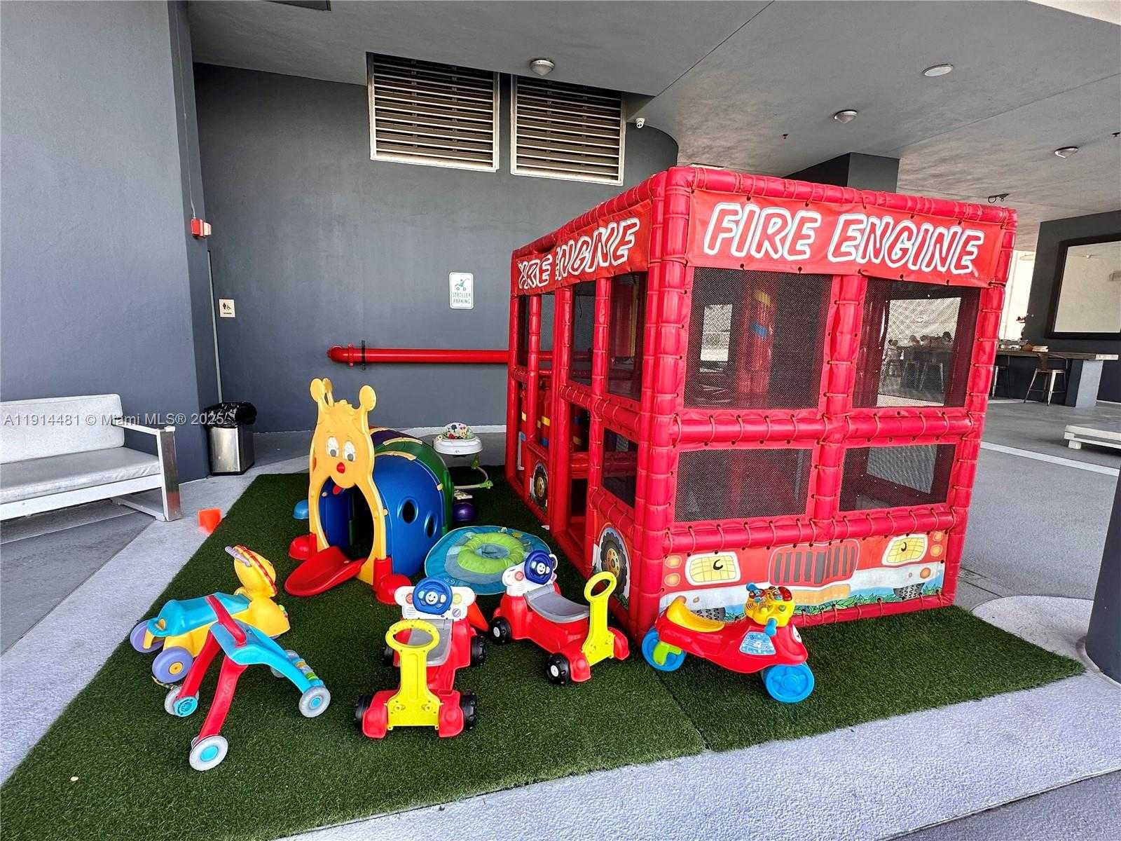 Small Image of 690 SOUTH WEST 1ST CT #1513, Miami Number 25