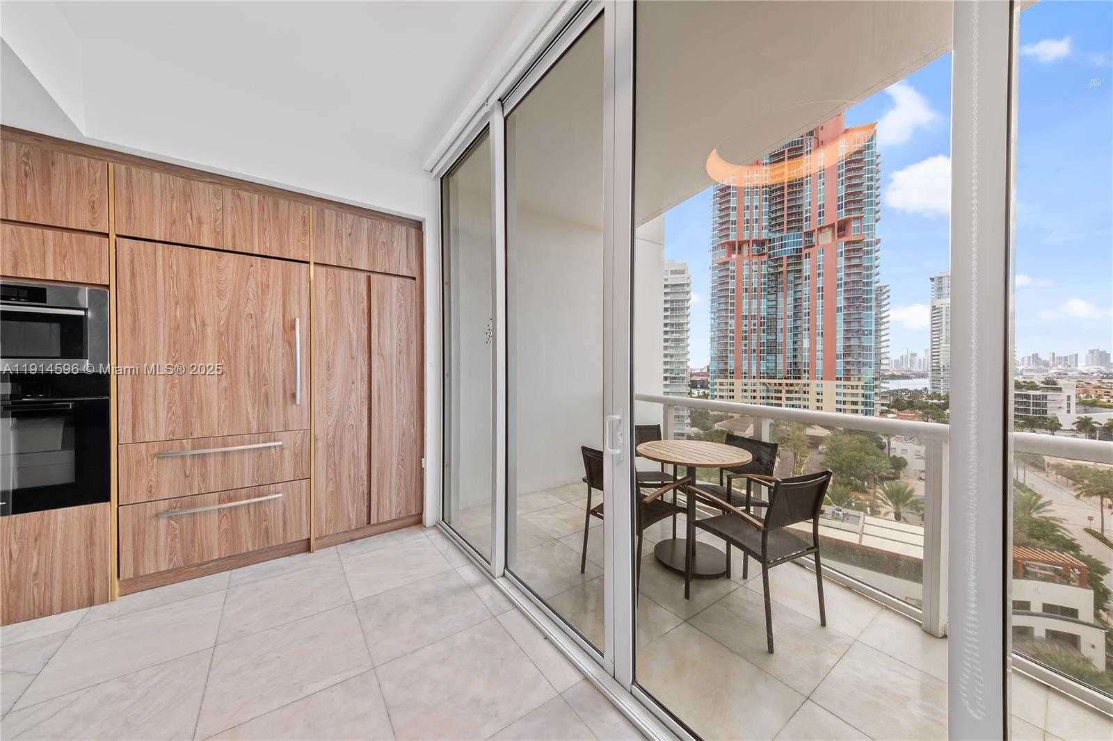 Small Image of 50 SOUTH POINTE DR #1206, Miami Beach Number 13