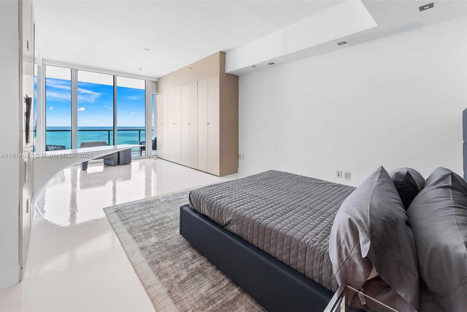Small Image of 100 SOUTH POINTE DR #2306, Miami Beach Number 12