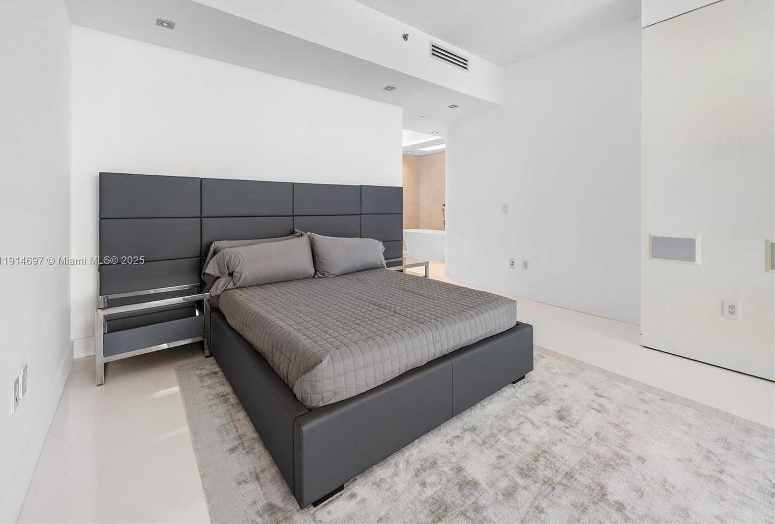 Small Image of 100 SOUTH POINTE DR #2306, Miami Beach Number 13