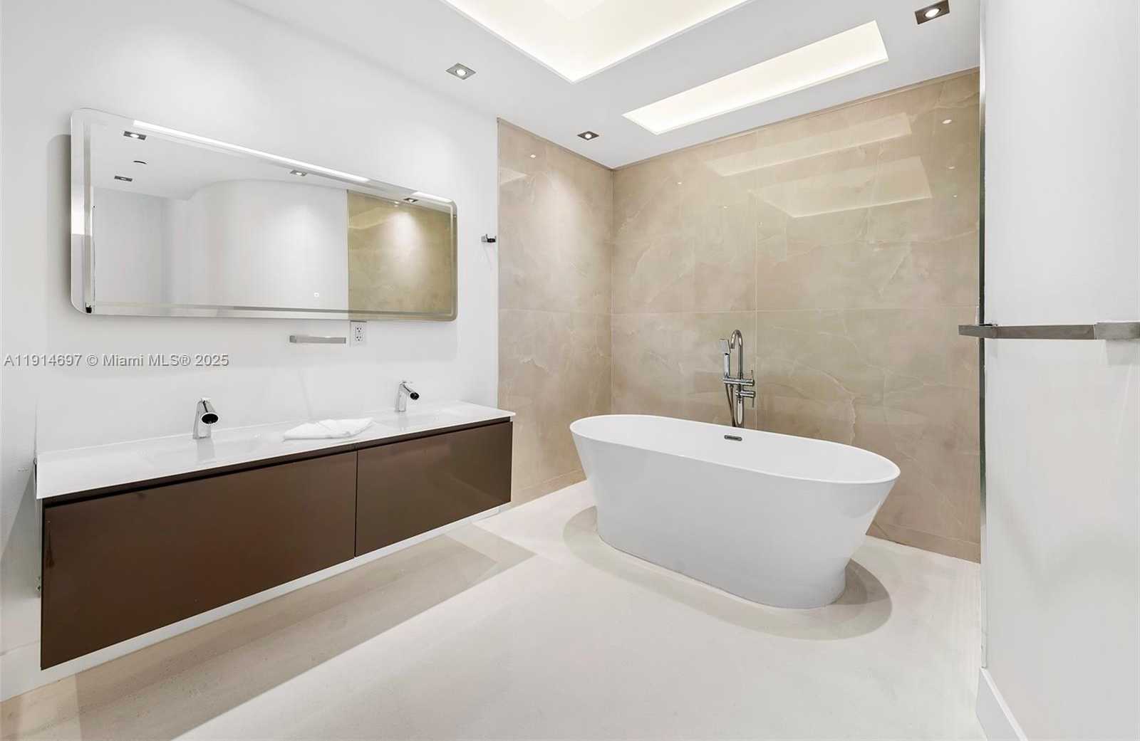 Small Image of 100 SOUTH POINTE DR #2306, Miami Beach Number 14