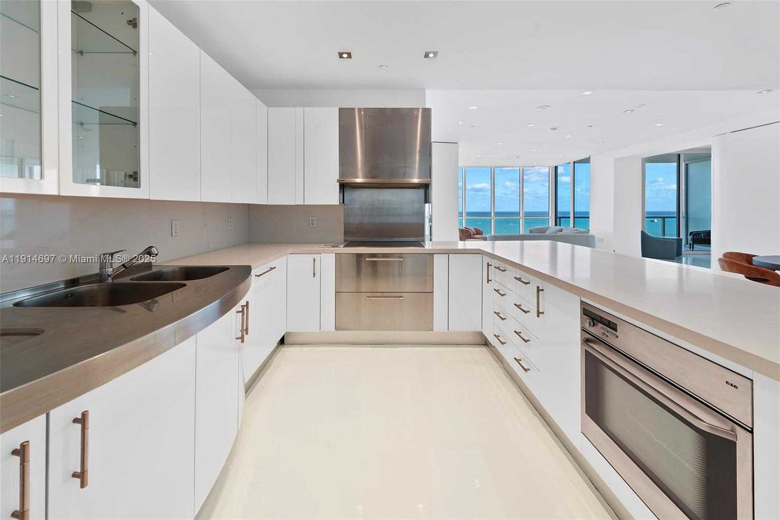 Small Image of 100 SOUTH POINTE DR #2306, Miami Beach Number 4