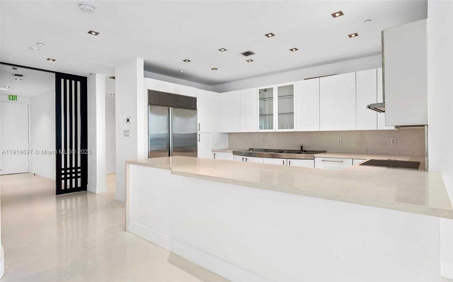 Small Image of 100 SOUTH POINTE DR #2306, Miami Beach Number 5
