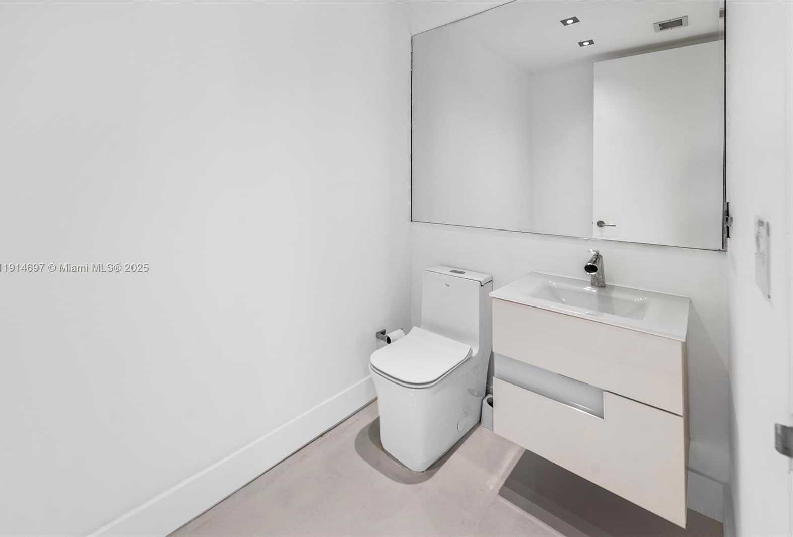 Small Image of 100 SOUTH POINTE DR #2306, Miami Beach Number 7