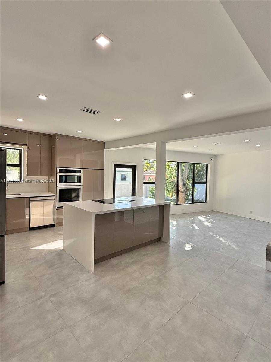 Small Image of 12615 NORTH MIAMI AVE #12615, North Miami Number 13