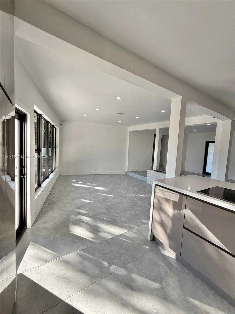 Small Image of 12615 NORTH MIAMI AVE #12615, North Miami Number 25