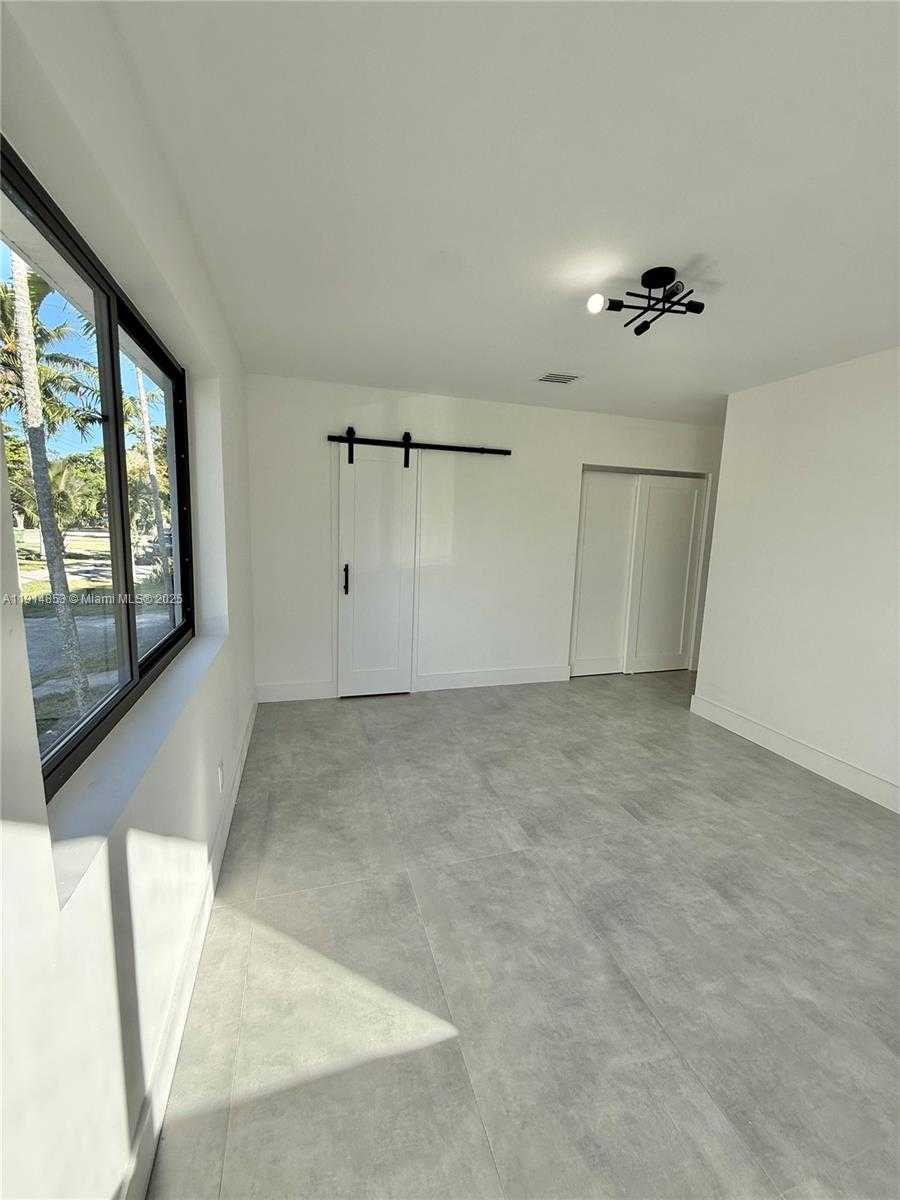 Small Image of 12615 NORTH MIAMI AVE #12615, North Miami Number 30