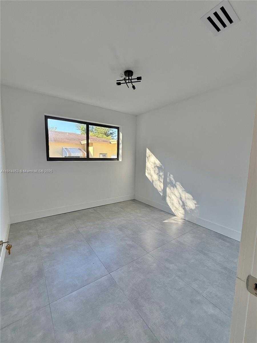 Small Image of 12615 NORTH MIAMI AVE #12615, North Miami Number 36