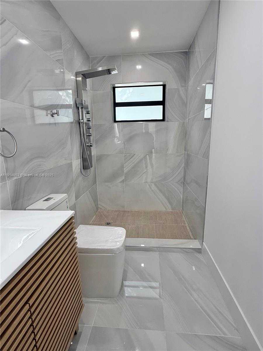 Small Image of 12615 NORTH MIAMI AVE #12615, North Miami Number 39