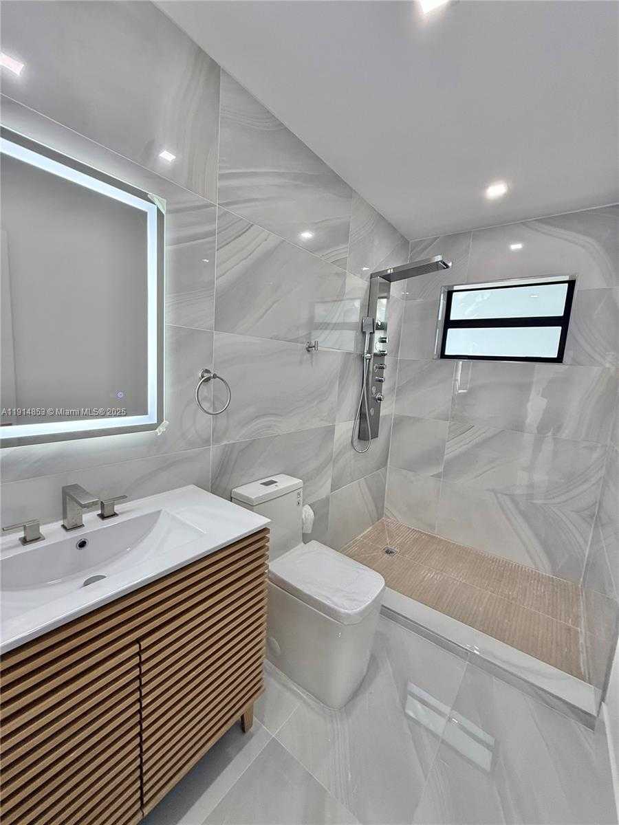 Small Image of 12615 NORTH MIAMI AVE #12615, North Miami Number 41