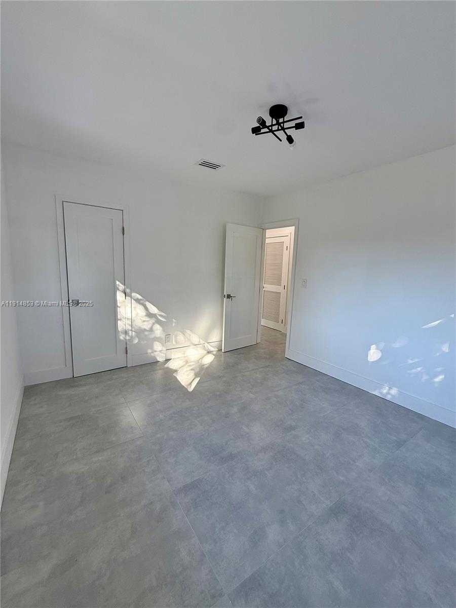 Small Image of 12615 NORTH MIAMI AVE #12615, North Miami Number 43