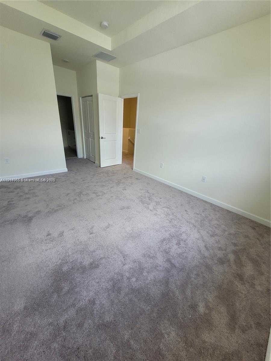 Small Image of 11125 West 33rd Ct, Hialeah, FL 33018, USA Number 13