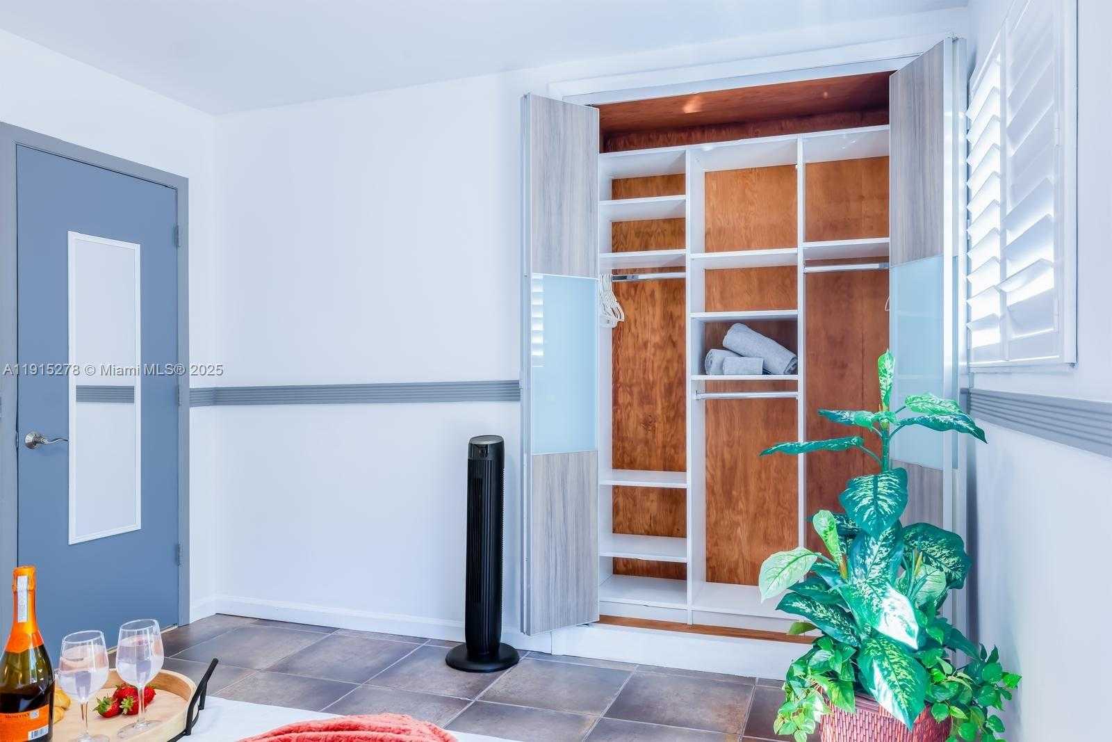 Small Image of 312 NORTH LUNA CT, Hollywood Number 54