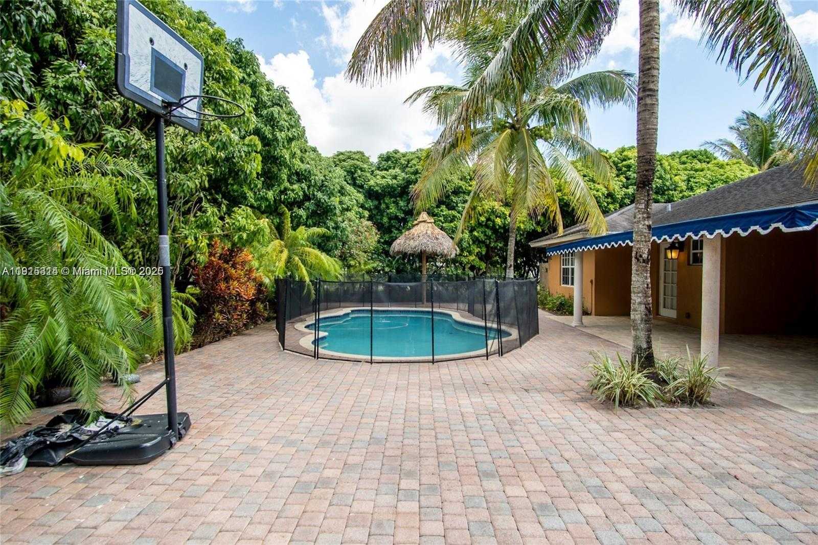 Small Image of 18405 SOUTH WEST 216TH ST, Miami Number 3