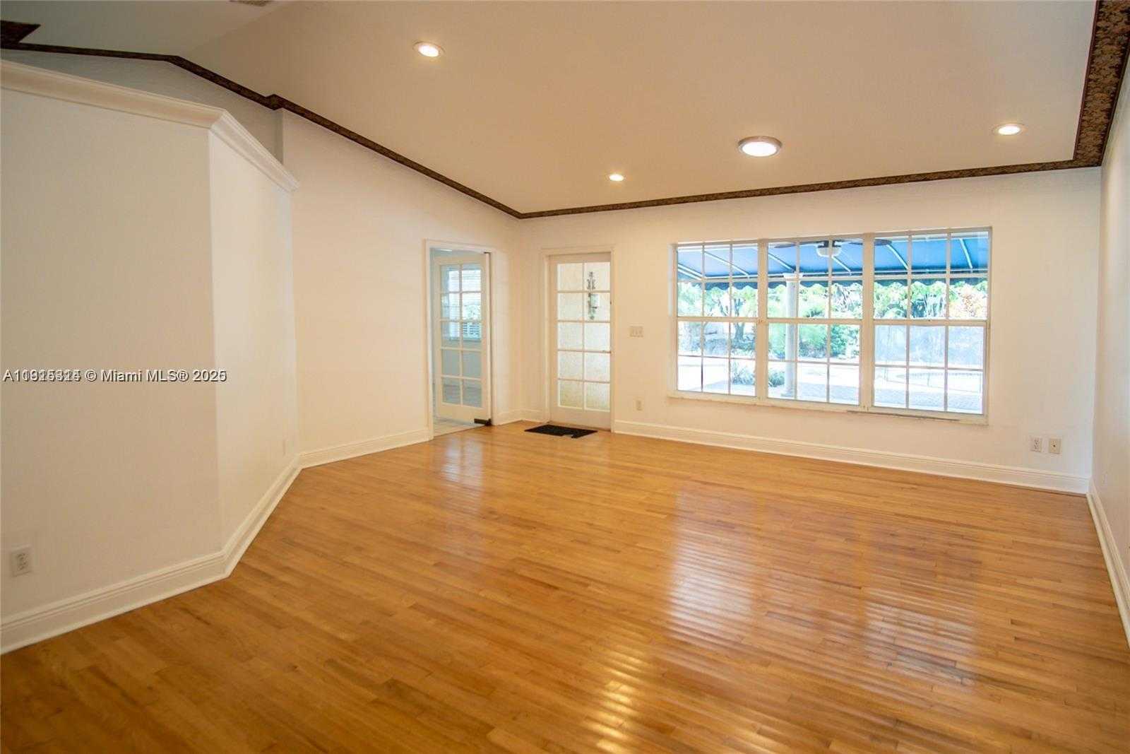 Small Image of 18405 SOUTH WEST 216TH ST, Miami Number 4