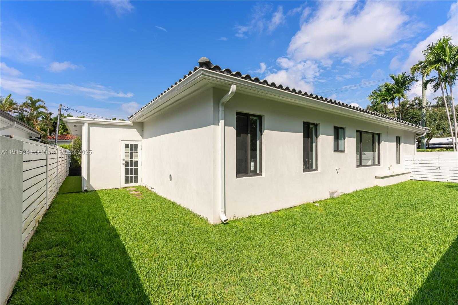 Small Image of 1600 MICANOPY AVE, Miami Number 24