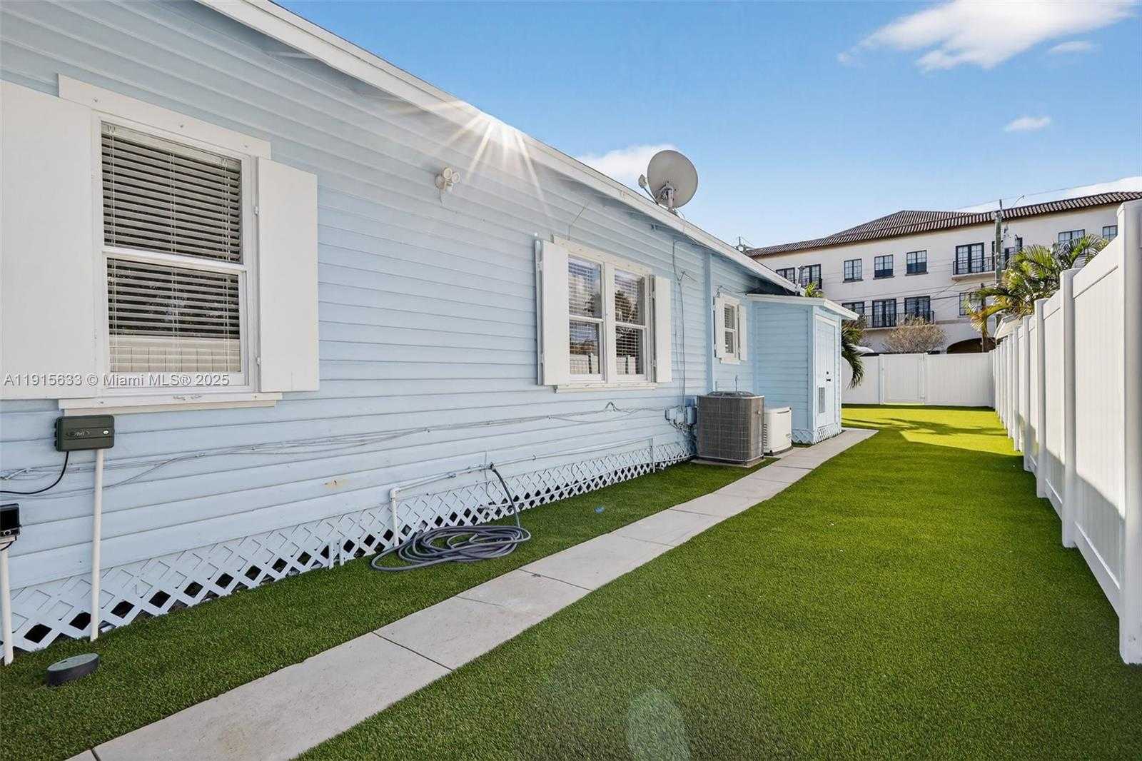 Small Image of 123 NORTH OCEAN BREEZE #A, Lake Worth Number 35