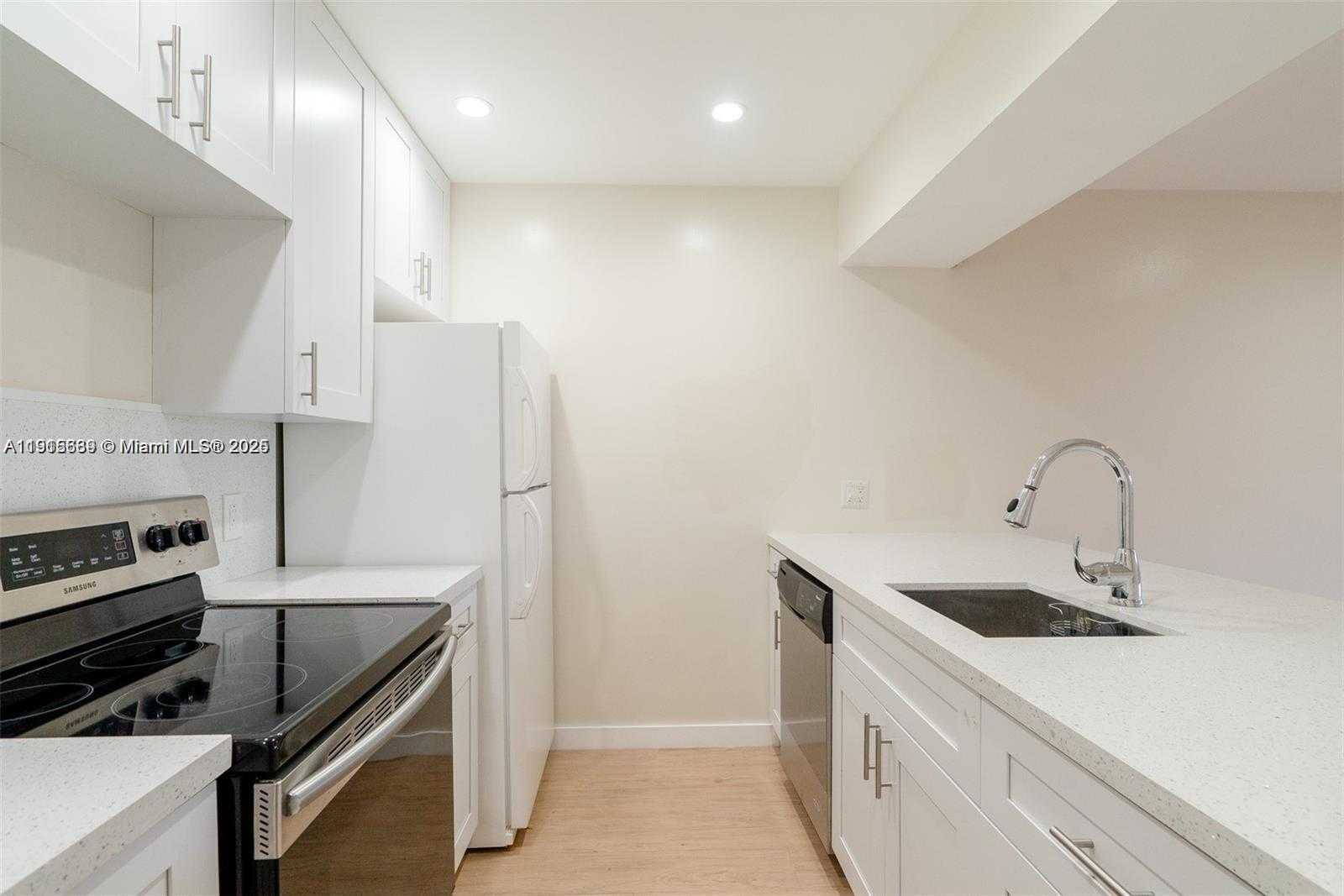 Small Image of 8160 GENEVA CT #317, Doral Number 9