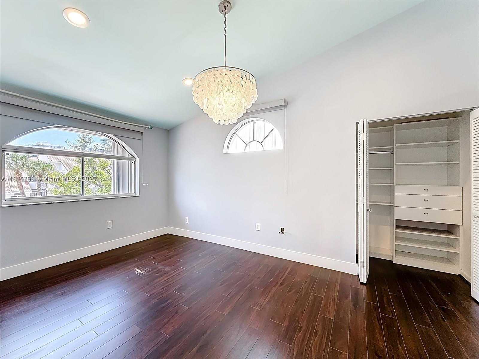 Small Image of Aventura Number 16