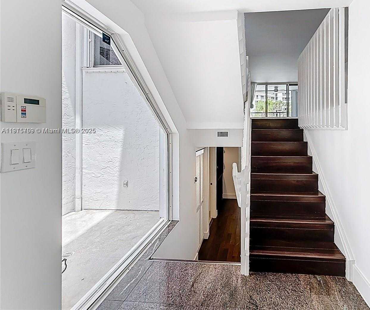 Small Image of Aventura Number 2