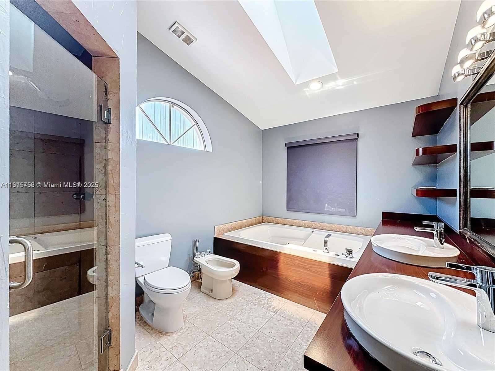 Small Image of Aventura Number 20