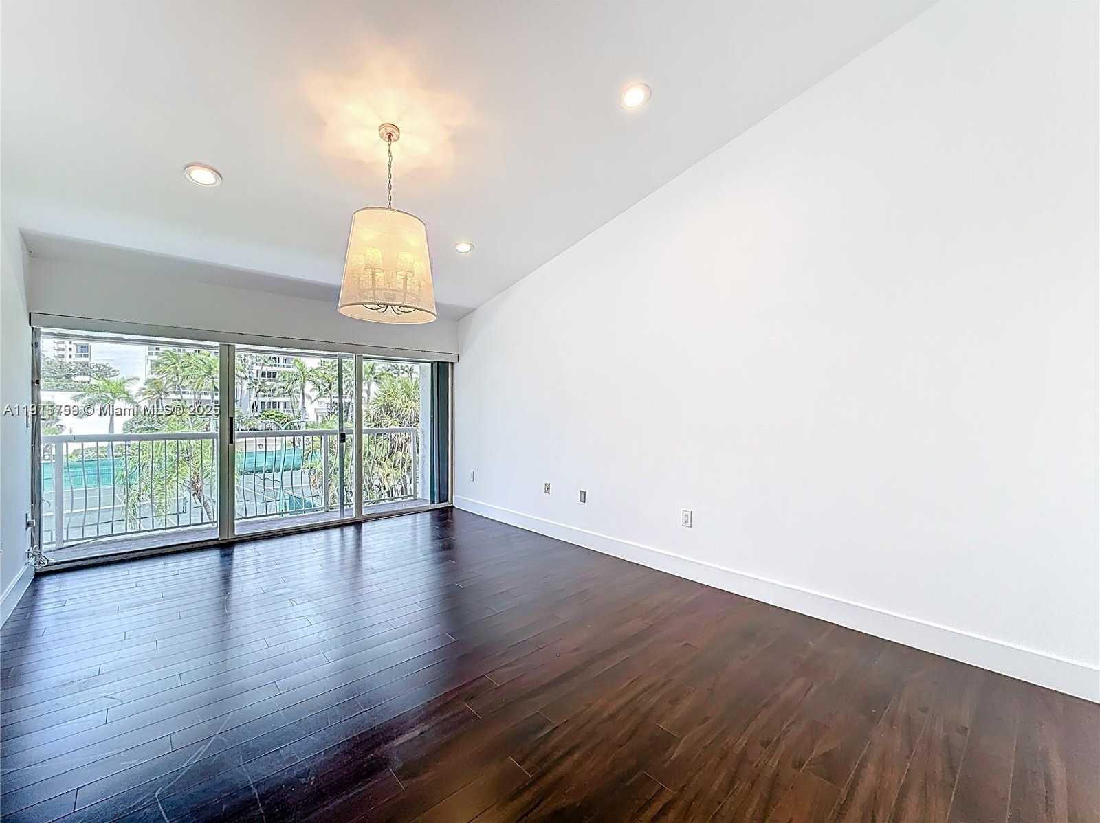 Small Image of Aventura Number 25