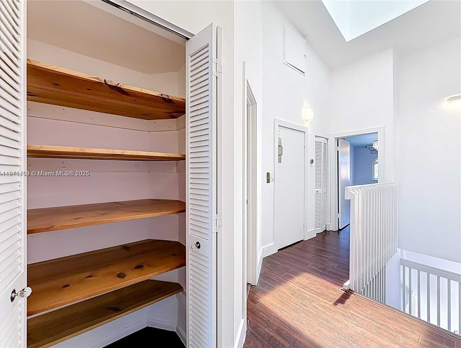 Small Image of Aventura Number 29