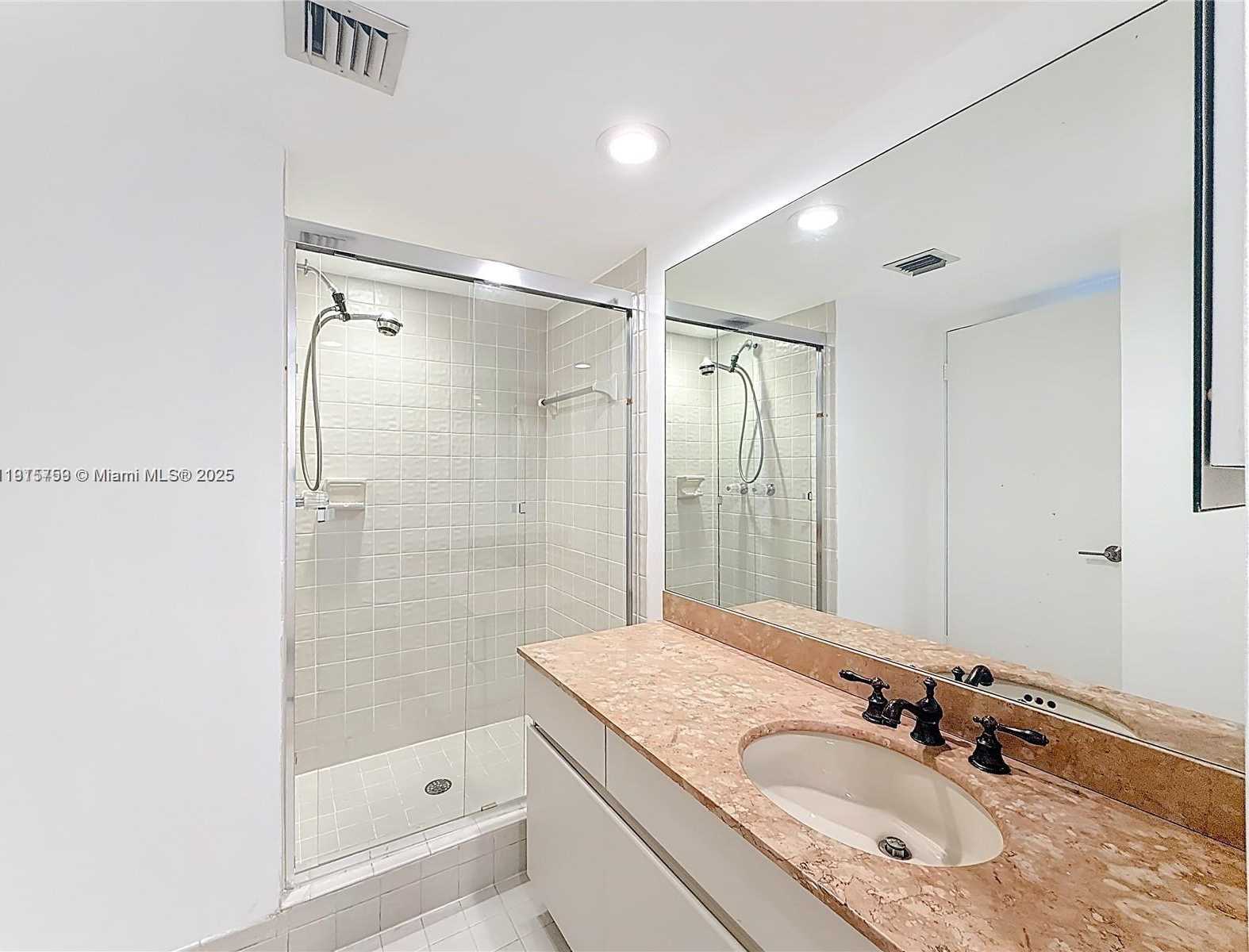 Small Image of Aventura Number 32