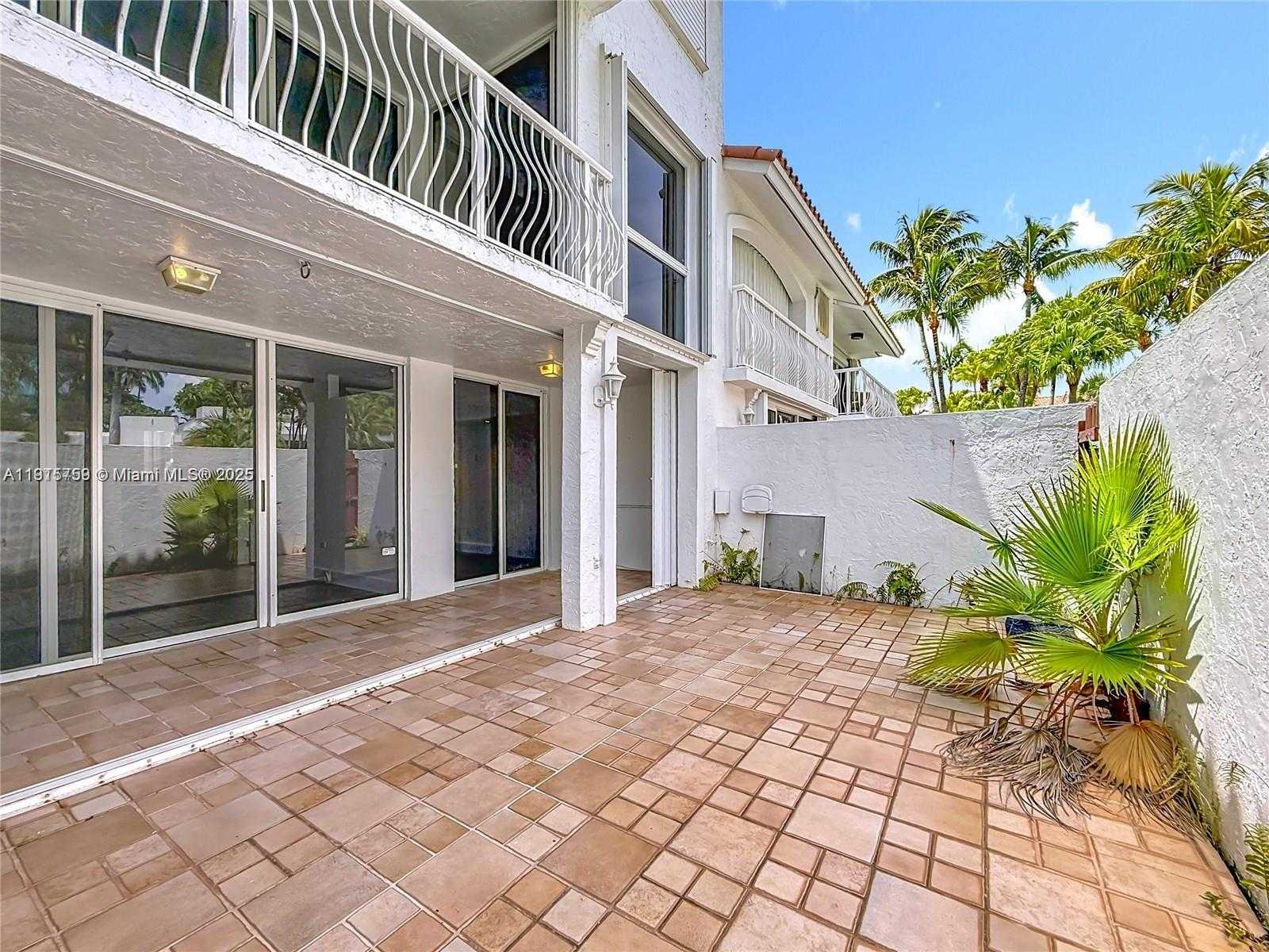 Small Image of Aventura Number 37