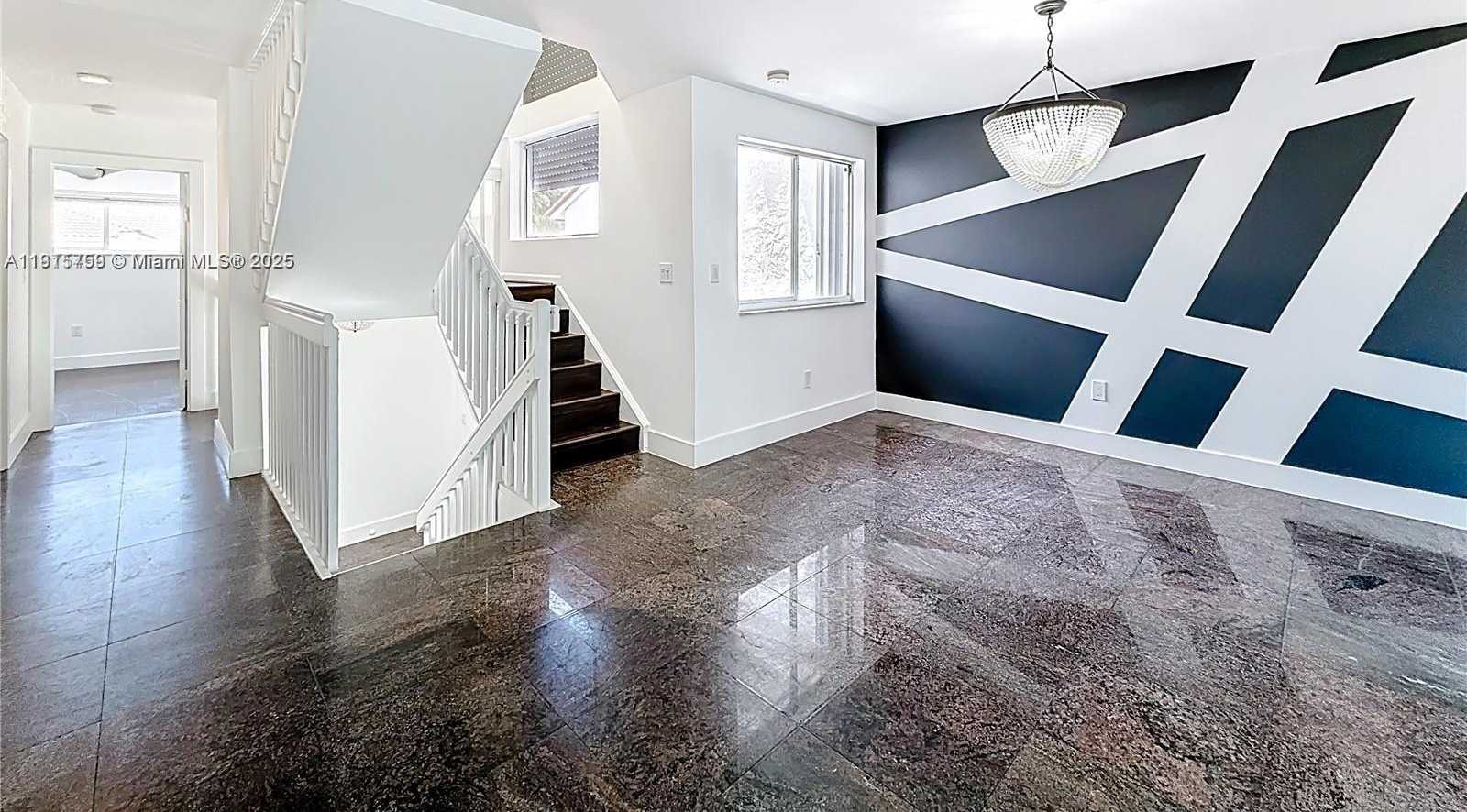 Small Image of Aventura Number 4