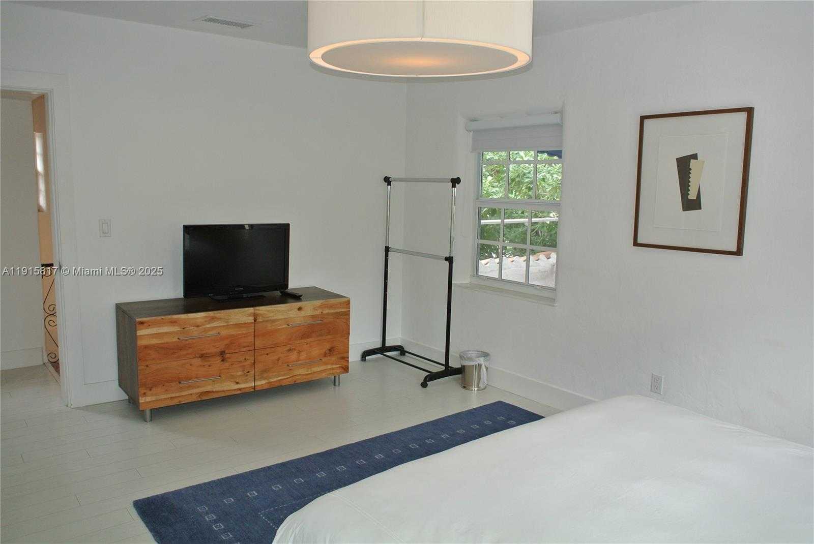 Small Image of 5835 LA GORCE DR, Miami Beach Number 17