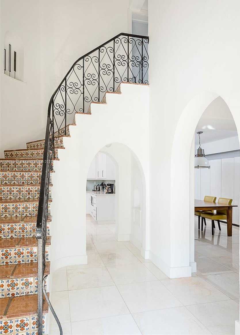 Small Image of 5835 LA GORCE DR, Miami Beach Number 2