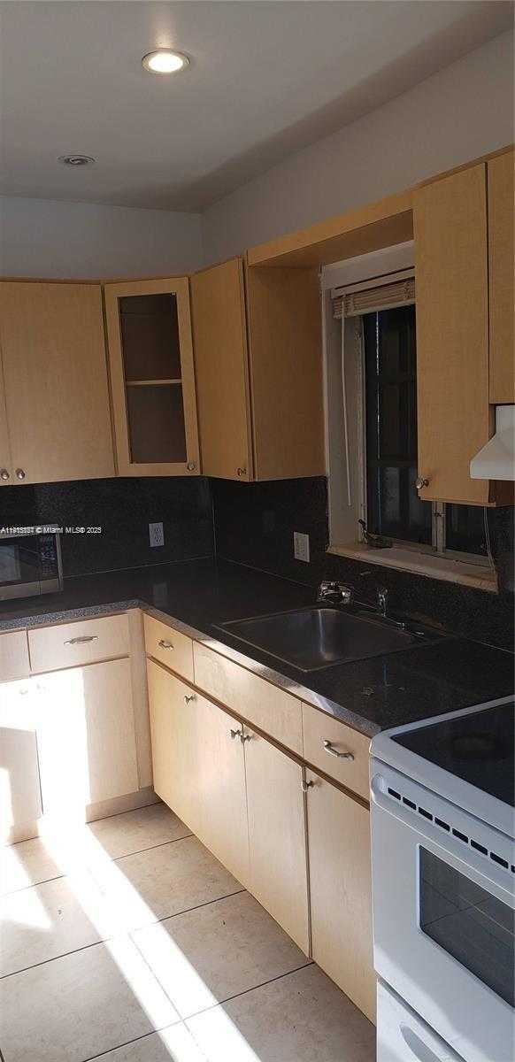 Small Image of 3134 SOUTH WEST 25TH TER #front, Miami Number 6