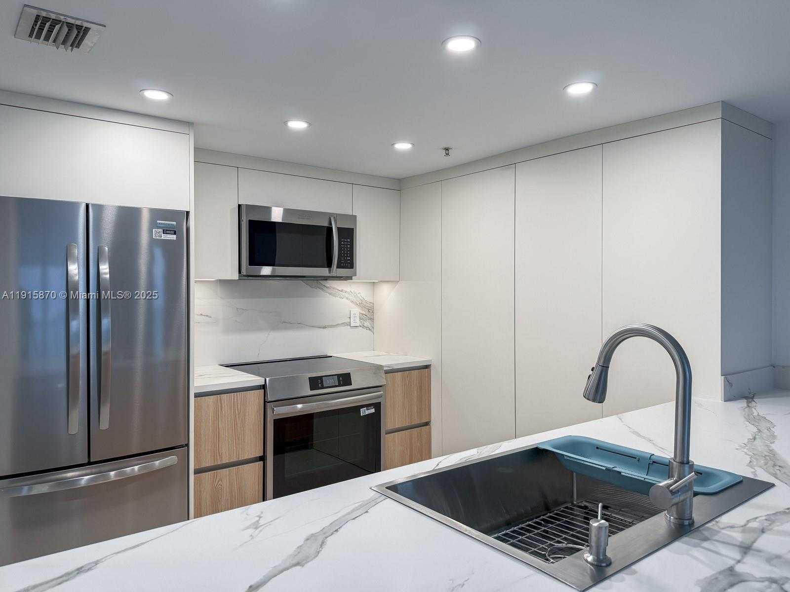 Small Image of 1800 NORTH BAYSHORE DR #3705, Miami Number 2