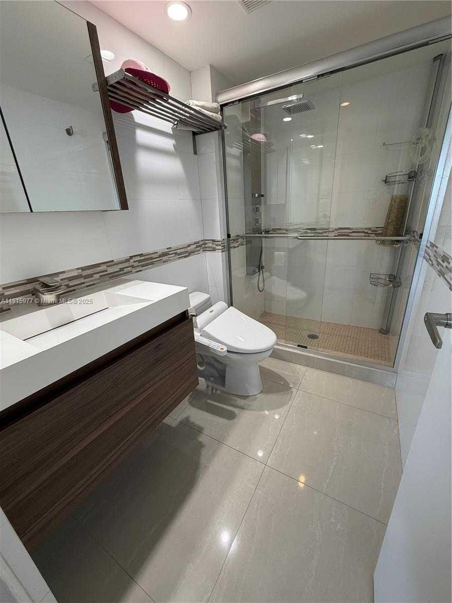 Small Image of 100 BAYVIEW DR #2108, Sunny Isles Beach Number 4