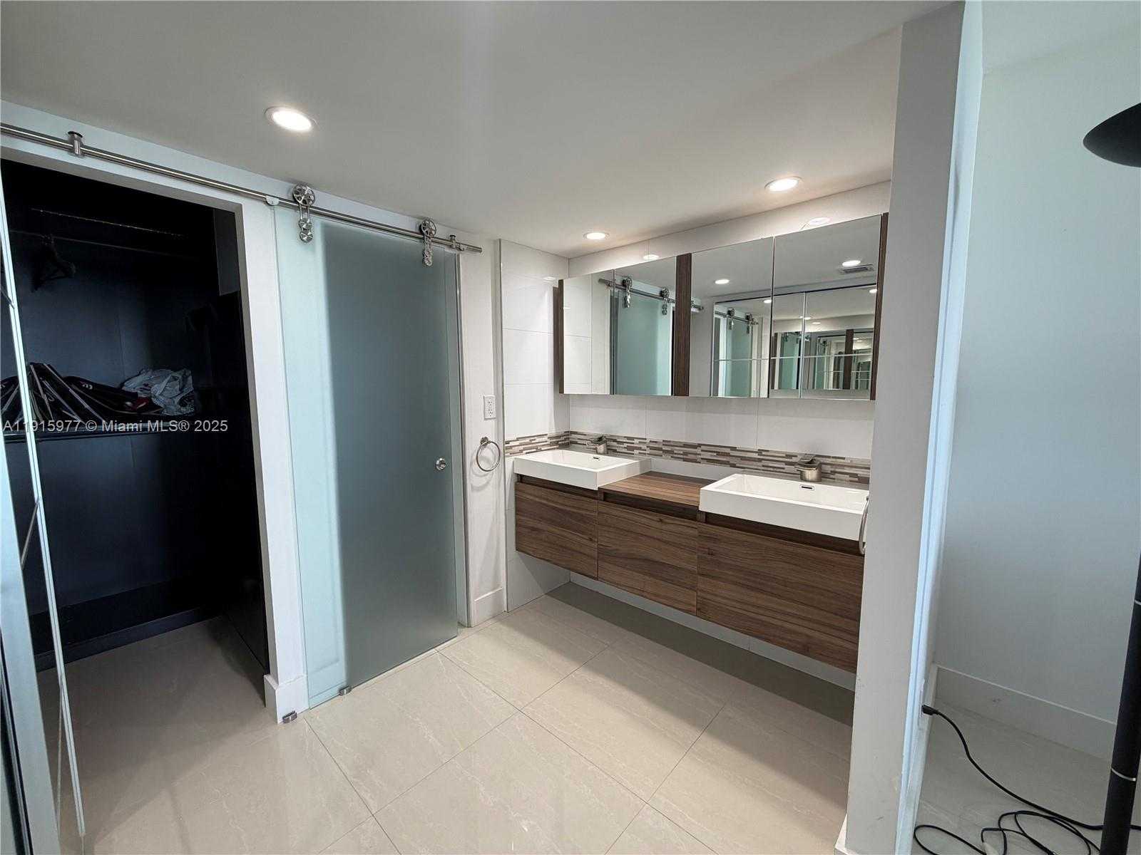 Small Image of 100 BAYVIEW DR #2108, Sunny Isles Beach Number 6