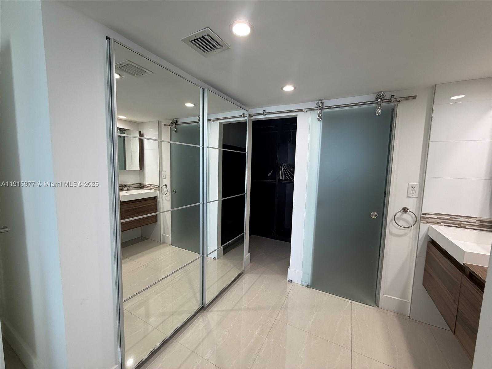 Small Image of 100 BAYVIEW DR #2108, Sunny Isles Beach Number 7