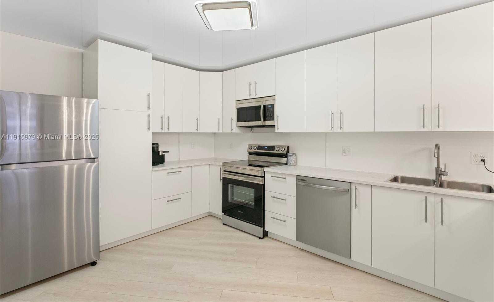 Small Image of 2500 PARKVIEW DR #1714, Hallandale Beach Number 4