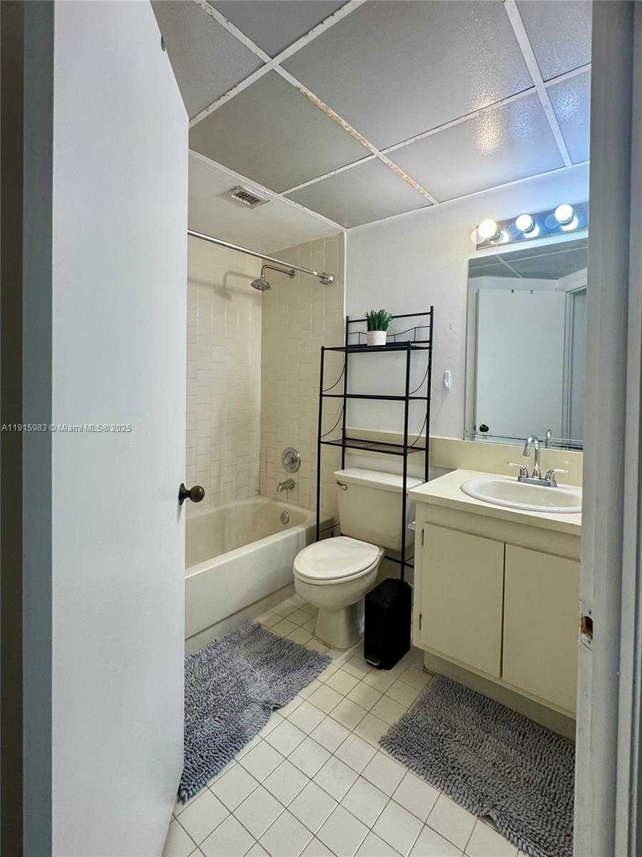 Small Image of 8290 LAKE DR #320, Doral Number 10