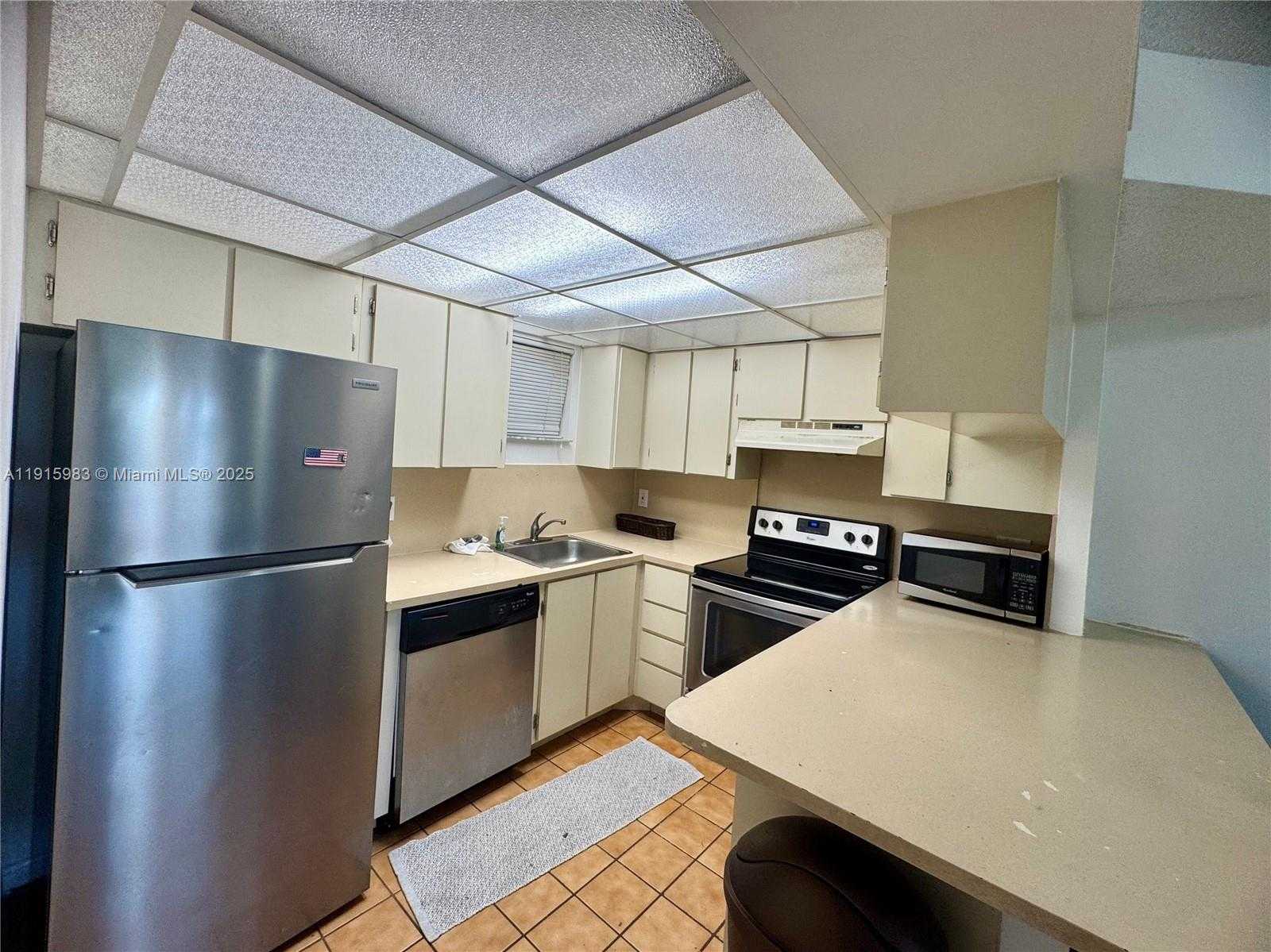 Small Image of 8290 LAKE DR #320, Doral Number 2